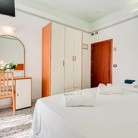 Augustus Hotel 3*